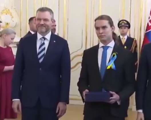 Так відмахуються від жаби, яка лізе з поцілунками: що не так з Пеллегріні та Фіцо Так відмахуються від жаби, яка лізе з поцілунками: що не так з Пеллегріні та Фіцо