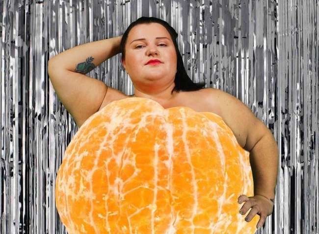 Аlyona Аlyona обнажилась, прикрыв тело гигантским мандарином