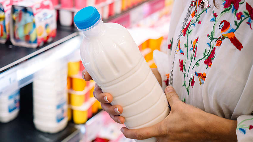Що буде з цінами на молочку: чи справді в Україні не залишиться продуктів, які не подорожчають