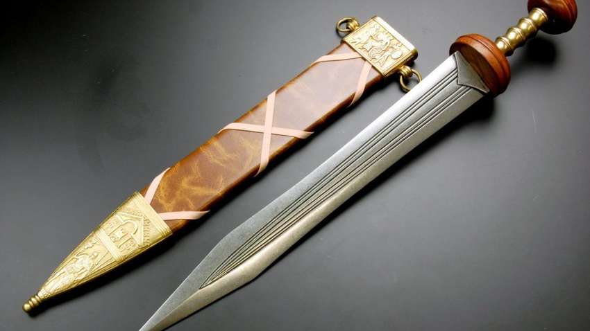 В Украине мужчина много лет пользовался железкой, которая оказалась старинным мечом.