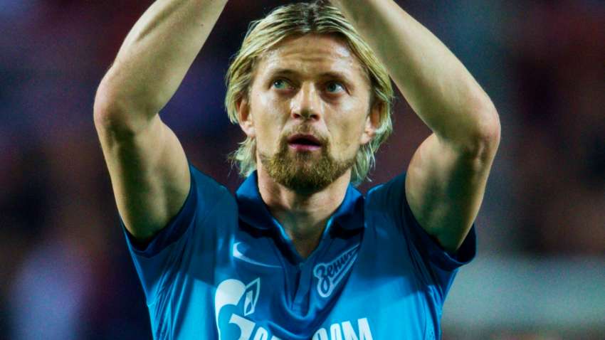 Он играл за сборную Украины, а теперь передал свою футболку для сбора денег оккупантам