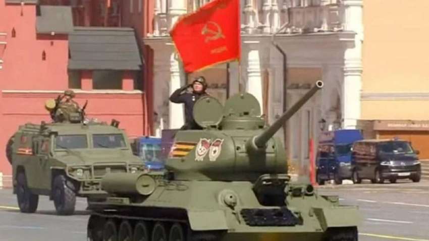 Росіяни вивели на Красну площу музейний Т-34, який забрали з далекої республіки в Азії Росіяни вивели на Красну площу музейний Т-34, який забрали з далекої республіки в Азії