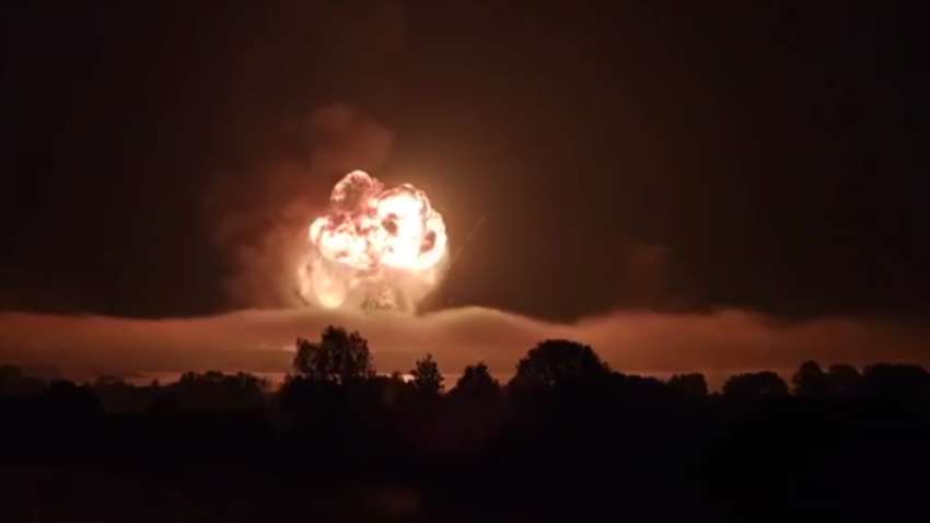 Потужні вибухи на складі боєприпасів у Росії: Торопець засвітився і потонув у диму (ВІДЕО)