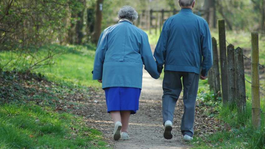 Ходьба может помочь распознать типы деменции