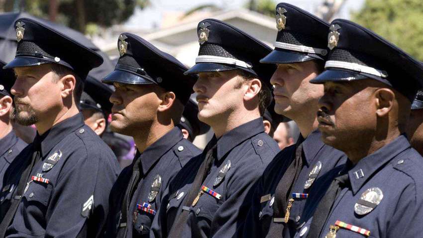 "Заранее благодарим преступников": в США копы попросили криминалитет уйти на карантин