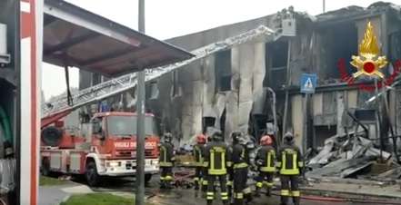 В итальянском городе самолет упал на здание: никто не выжил (ВИДЕО) 