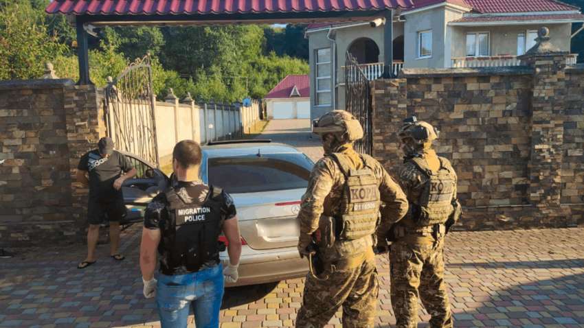 Помогали иностранцам пересекать украинскую границу: кого подозревает полиция