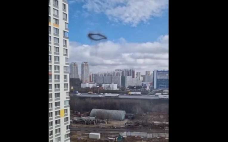 Над Москвою помітили дивне кільце диму (ВІДЕО)