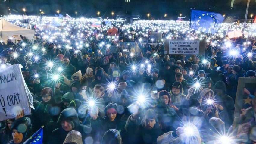 Словакией прокатилась волна массовых протестов: десятки тысяч требуют отставки премьера Фицо Словакией прокатилась волна массовых протестов: десятки тысяч требуют отставки премьера Фицо