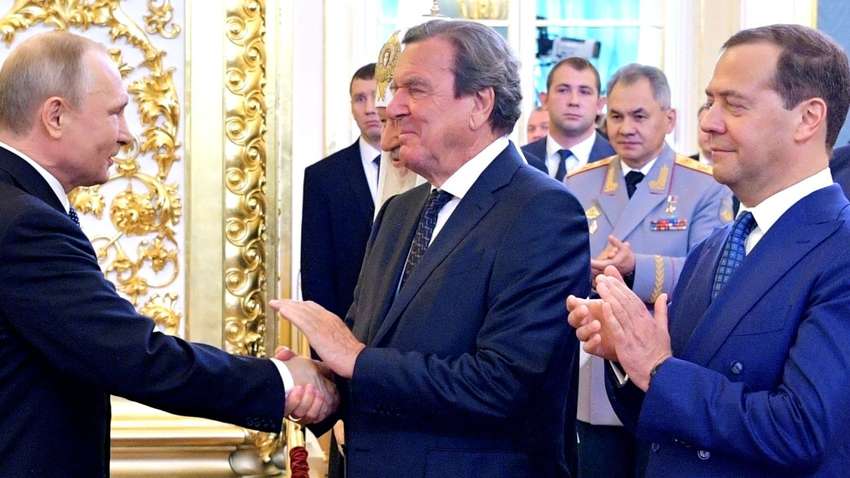 Колишній німецький канцлер пішов на вечірку 9 травня у посольство Росії (ФОТО)  Колишній німецький канцлер пішов на вечірку 9 травня у посольство Росії (ФОТО)