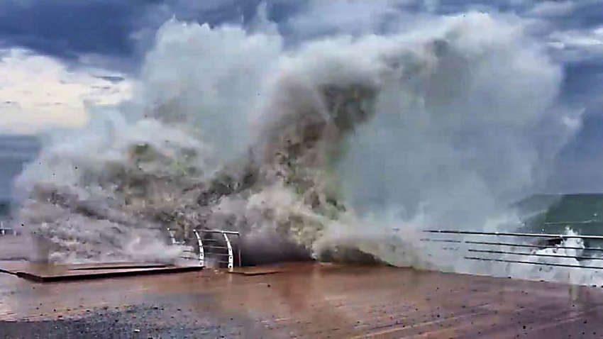 Одессу накрыла стихия: падают деревья, сносит крыши, уже есть жертвы 