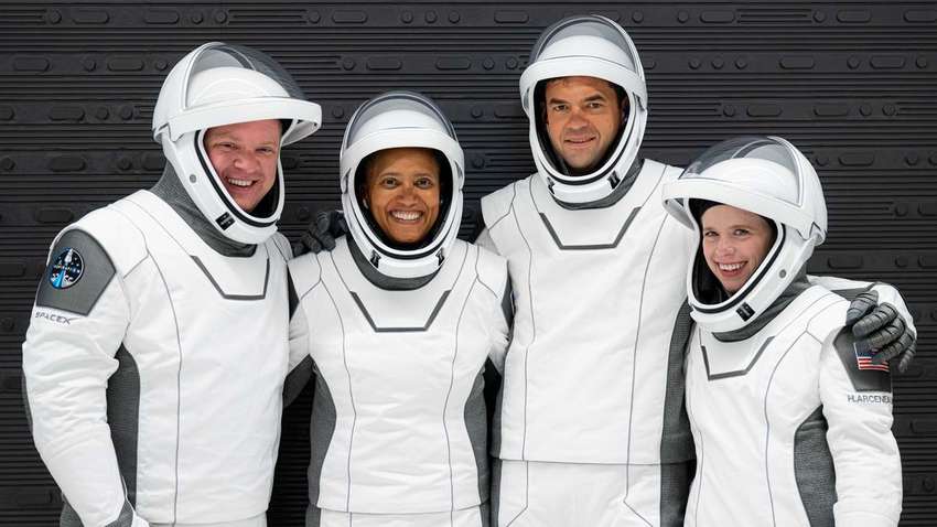 Первые космические туристы Илона Маска вернулись на Землю: подробности полета (ВИДЕО)