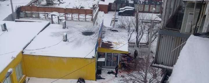 В Харькове снаряд попал в людей, стоящих в очереди за продуктами