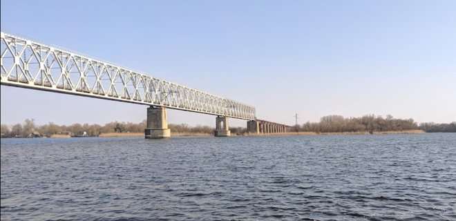 Удар по железнодорожному мосту в Херсоне: в Сети появилось первое видео с места событий 