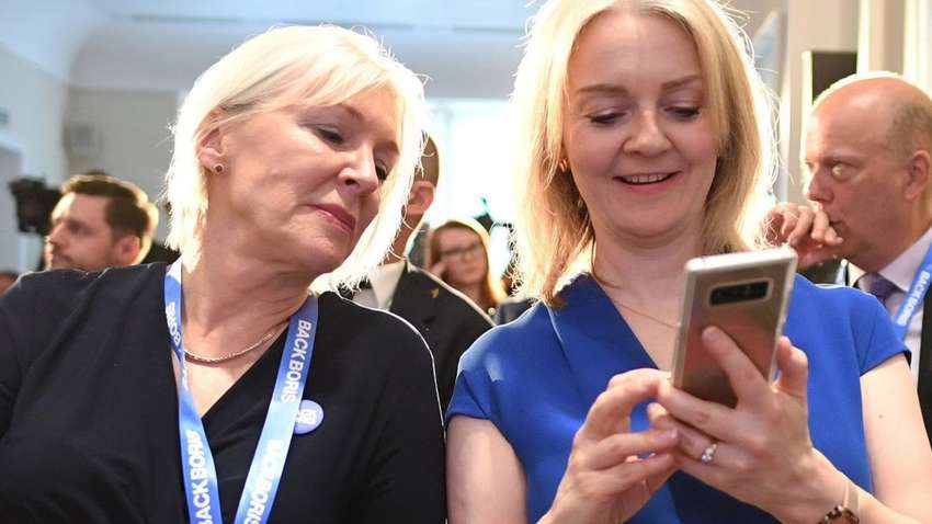 Хакери Путіна зламали телефон Трасс та отримали секретну інформацію, включно з постачанням зброї Україні Хакери Путіна зламали телефон Трасс та отримали секретну інформацію, включно з постачанням зброї Україні