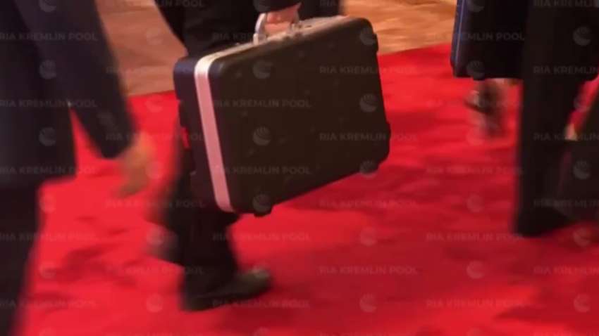 Путіна помітили з ядерною валізою в Китаї