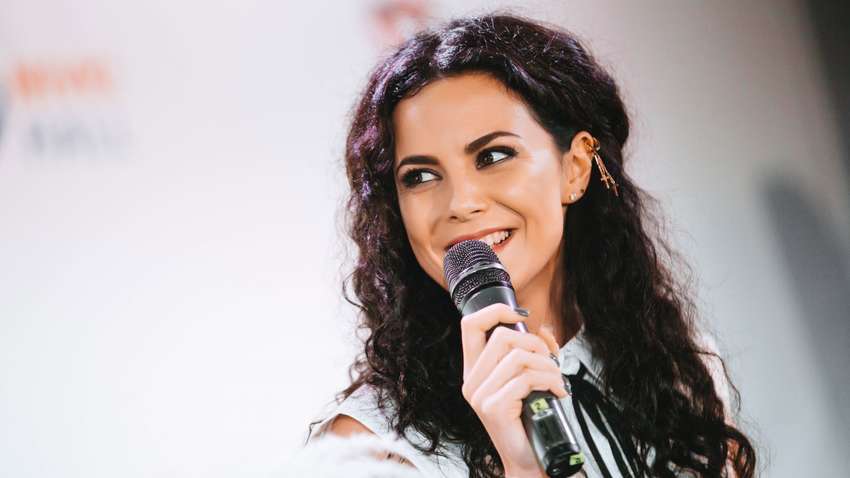 Настя Каменских на пяти языках спела о карантине