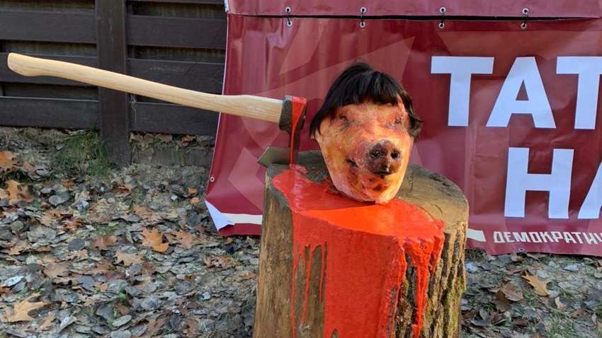 "Черная метка" по мотивам "Крестного отца": Венедиктовой принесли окровавленную свиную голову "Черная метка" по мотивам "Крестного отца": Венедиктовой принесли окровавленную свиную голову