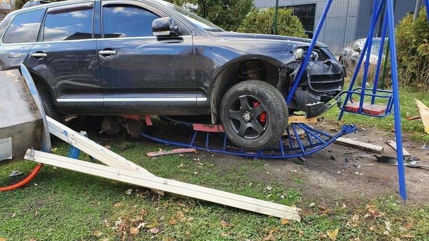 Во Львове пьяный полицейский на внедорожнике протаранил три авто и снес детскую площадку