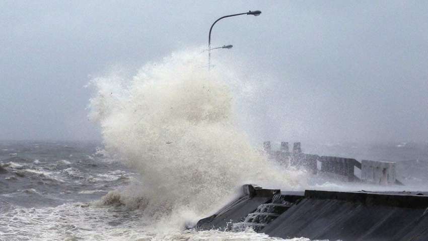В России разбушевался тайфун: появились впечатляющие видео урагана во Владивостоке