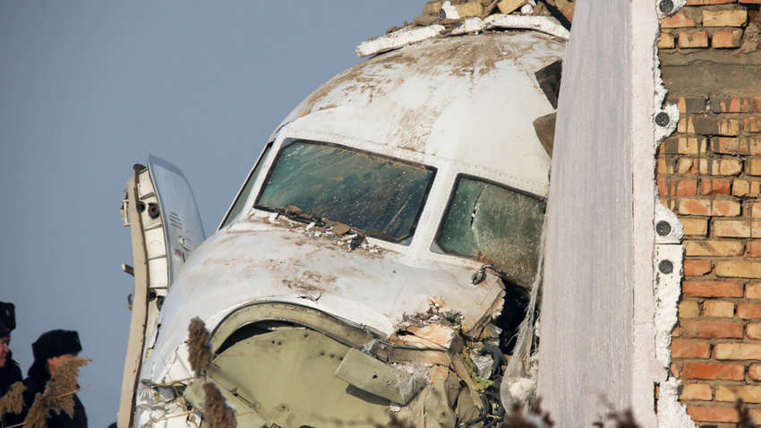 У Казахстані представили три версії аварії літака