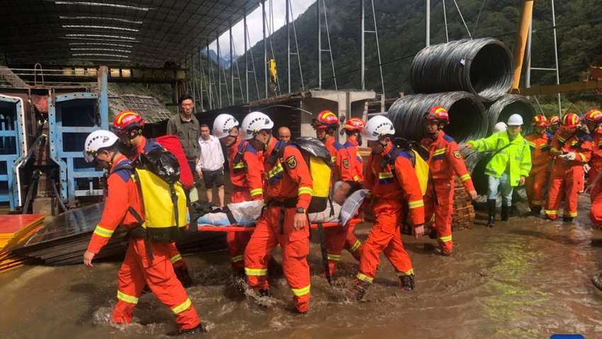 Масштабний зсув грунту у Китаї: є загиблі Масштабний зсув грунту у Китаї: є загиблі