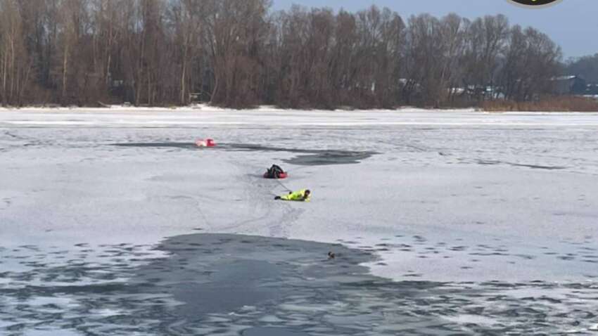 Ужас на Днепре: мужчина провалился под лед во время скайсерфинга – достали его в тяжелом состоянии