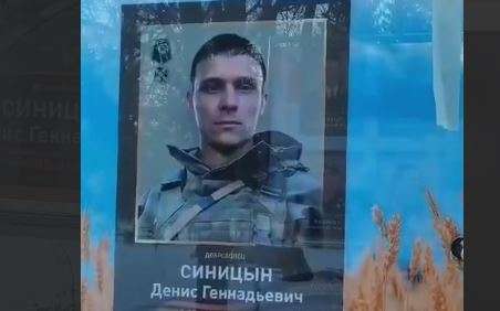 В России на аллее «героев» вывесили фото местного маньяка, выколовшего своей жертве глаза (ВИДЕО) В России на аллее «героев» вывесили фото местного маньяка, выколовшего своей жертве глаза (ВИДЕО)