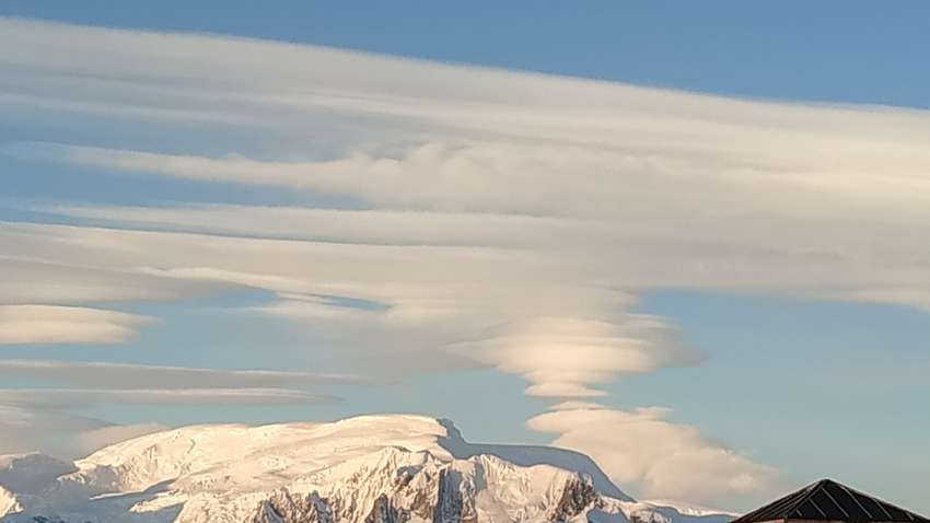 Украинские полярники сфотографировали "НЛО" в небе над горами (ФОТО) Украинские полярники сфотографировали "НЛО" в небе над горами (ФОТО)