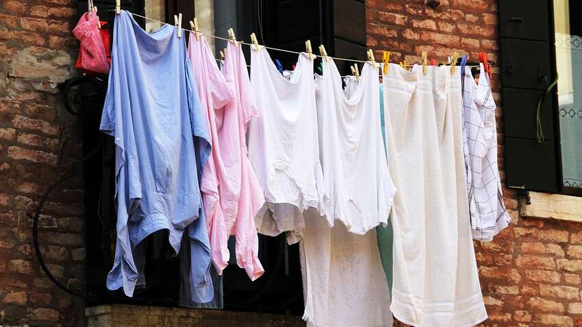 Плями поту на білому одязі можна вивести дуже просто: поради експертів 