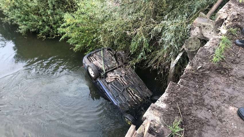 В Ровенской области автомобиль упал в воду: водитель не смог спастись В Ровенской области автомобиль упал в воду: водитель не смог спастись