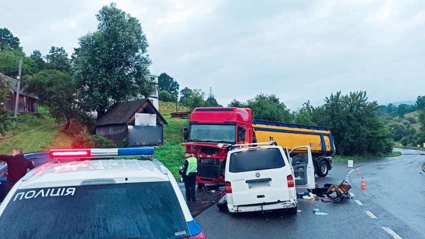 В Івано-Франківській області автобус з дітьми врізався у вантажівку (ФОТО) В Івано-Франківській області автобус з дітьми врізався у вантажівку (ФОТО)