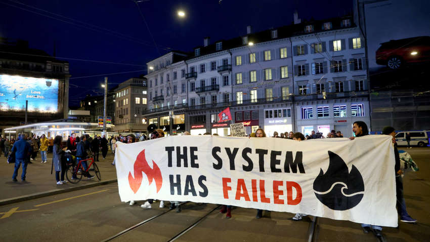 У Швейцарії закидали банк яйцями: яка причина