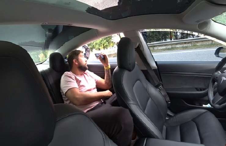 Автоексперт розкритикував блогера, який їхав у Теслі на задньому сидінні