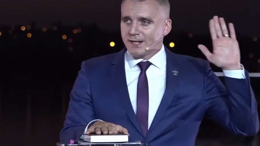 "Клянусь перед Богом": мэр Николаева поклялся на Библии, что не получил откатов с городской брусчатки 