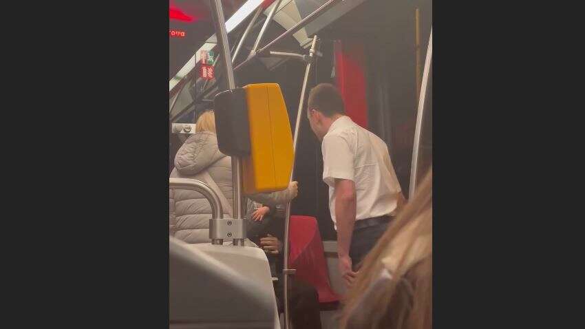 В Чехии водитель трамвая нецензурно выругался и ударил украинца с ребенком (ВИДЕО)