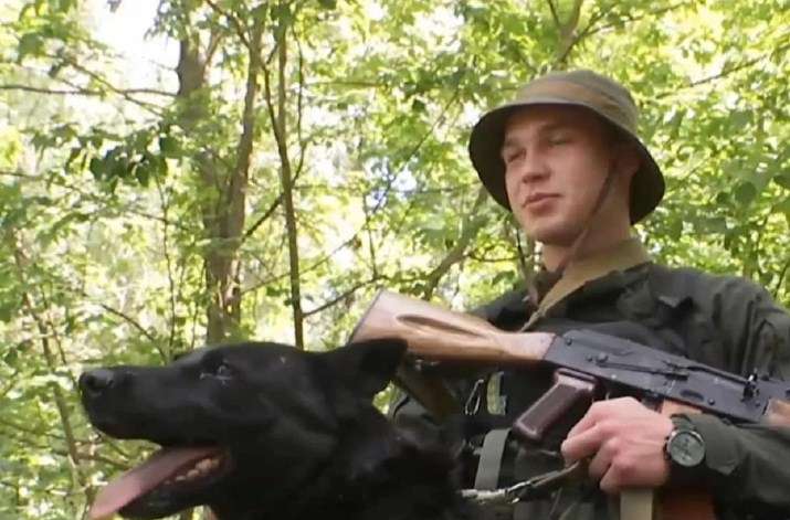 Прошла 30 километров: служебная собака неделю искала хозяина под пулями (ВИДЕО)