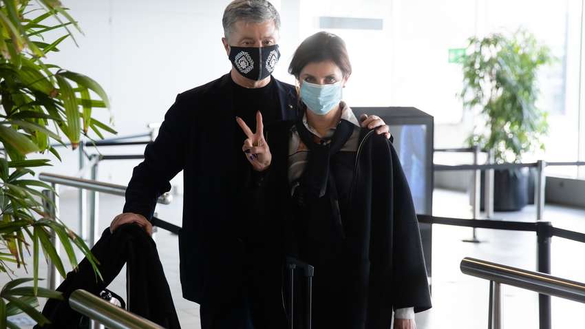 Порошенко с супругой заметили в аэропорту: куда собрался политик