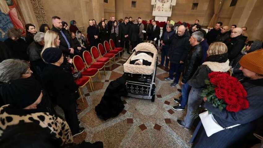 Падала и кричала возле гроба: смертельно больная Симоньян сошла с ума на похоронах мужчины (ФОТО) Падала и кричала возле гроба: смертельно больная Симоньян сошла с ума на похоронах мужчины (ФОТО)