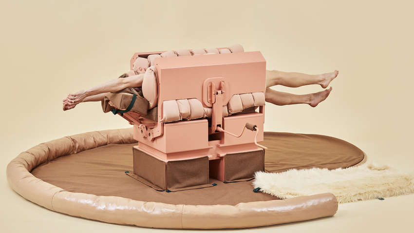 Американка создала устройство для людей, которым не хватает объятий