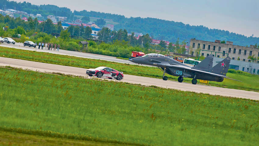 П'ять прикладів неймовірних перегонів автомобілів і літаків