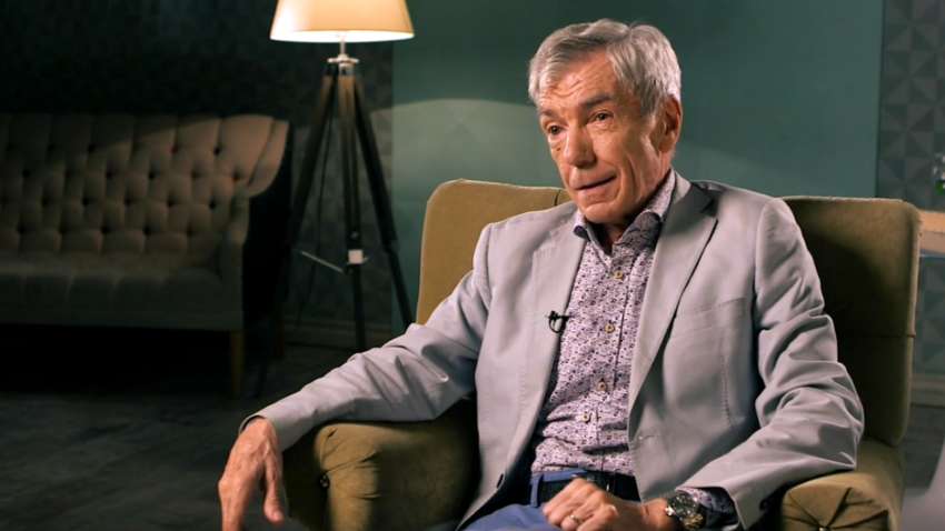 Семья не комментирует его состояние: в России экстренно спасают жизнь известного телеведущего Семья не комментирует его состояние: в России экстренно спасают жизнь известного телеведущего