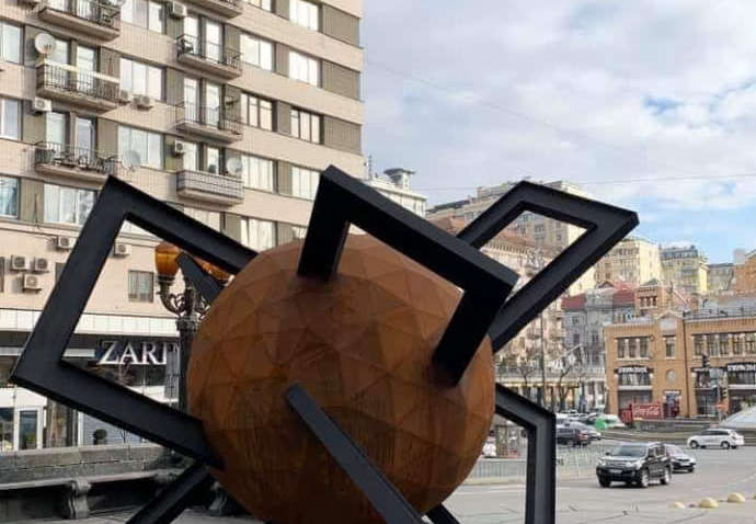 У центрі Києва замість гігантської руки з'явилася нова скульптура