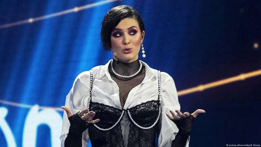 Решила переобуться: сбежавшая из страны скандальная певица спела на украинском Решила переобуться: сбежавшая из страны скандальная певица спела на украинском