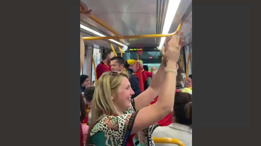 Футбольні фанати України та Бельгії об'єдналися та заспівали пісню про Росію