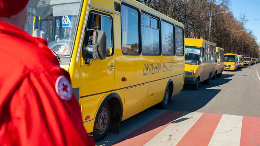 На Сумщине во время эвакуации людей оккупанты остановили колонну, выставив людям свои требования