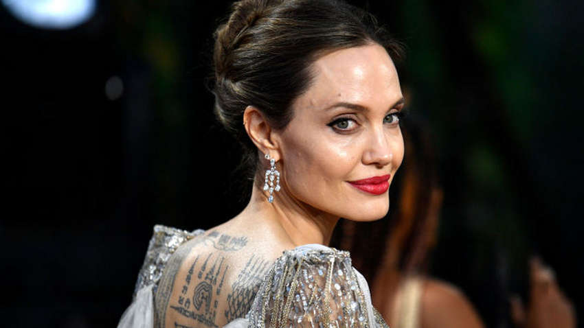 50-річна Анджеліна Джолі показалася в елегантній "голій" сукні (ФОТО)