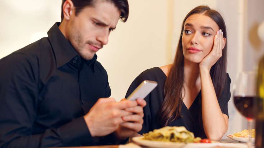 Фаббинг: коварная привычка, которая вредит вашим отношениям Фаббинг: коварная привычка, которая вредит вашим отношениям