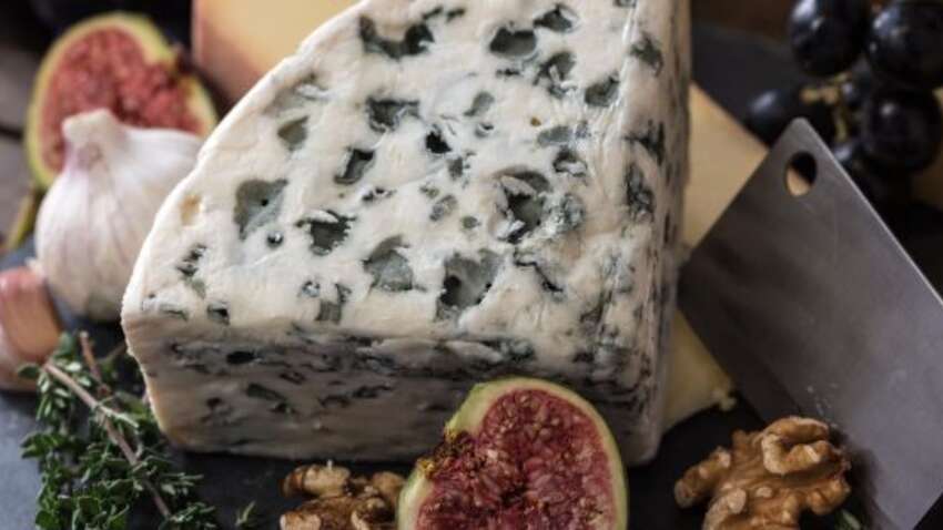 Не рискуйте здоровьем: три признака того, что сыр с голубой плесенью пора отправить в помойку