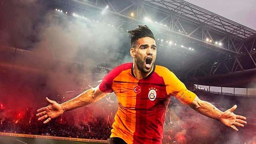 25 тысяч турецких болельщиков "Галатасарая" устроили фантастический прием Фалькао